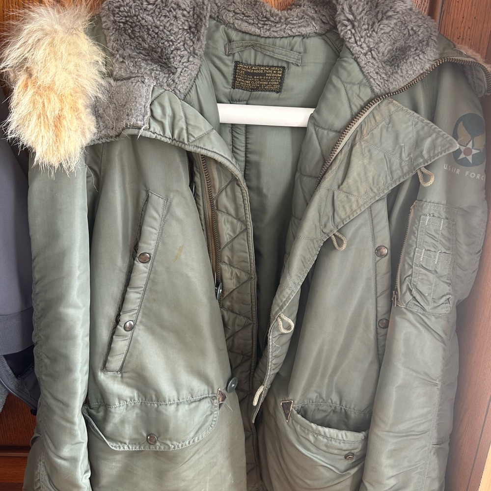 Vintage official U.S. Air Force olive green flight line hooded coat. Medium